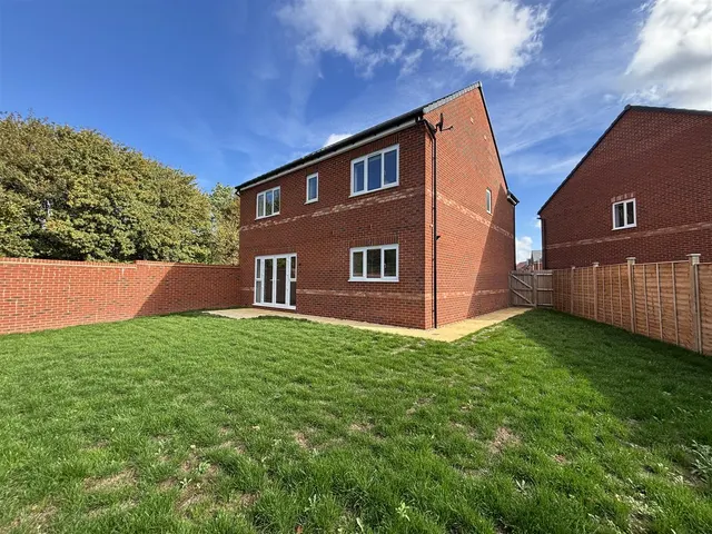 Burton Drive, Devizes, SN10, photo 2