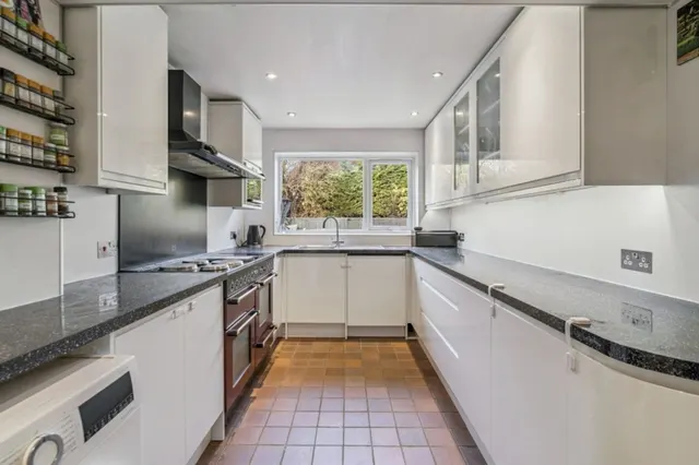 Finians Close, Uxbridge, UB10, photo 2