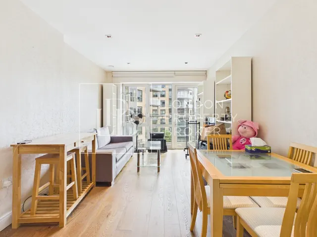 Longfield Avenue, London, W5, photo 1
