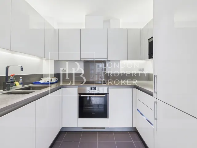 Longfield Avenue, London, W5, photo 2