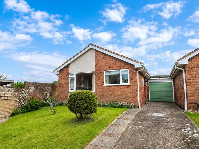 2 bedroom house, Windsor Close, Minehead, TA24