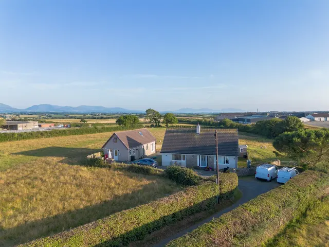 Lon Groes, Gaerwen, photo 1