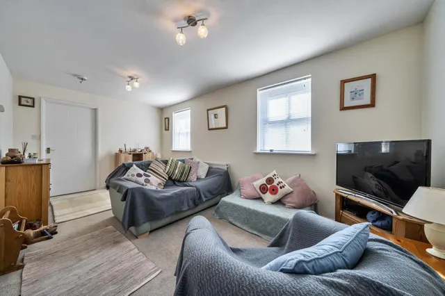 Great Meadow Way, Aylesbury, HP19, photo 2