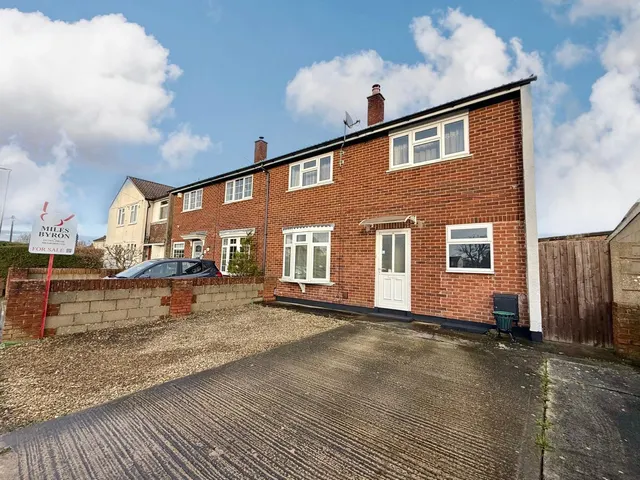 Photo 2 — Cranmore Avenue, Swindon, Wiltshire, SN3 2EQ