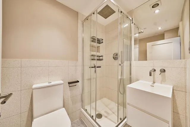 Balham High Road, London, SW17, photo 3