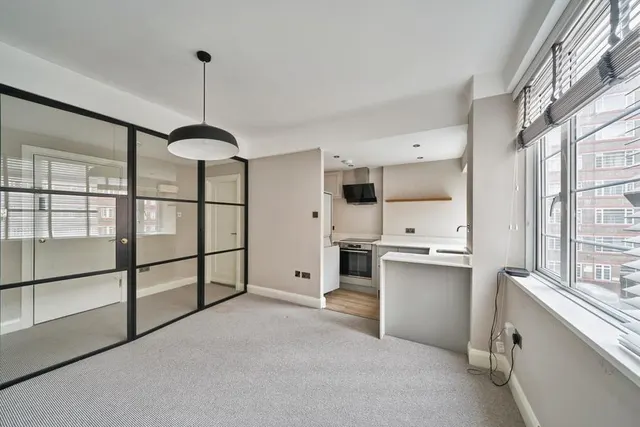 Balham High Road, London, SW17, photo 1