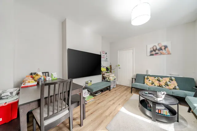2 bedroom flat — Hoyle Road, Tooting, London, SW17