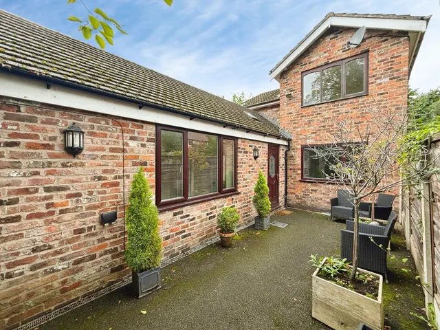 Longsight Lane, Cheadle, photo 1