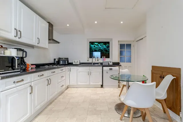 Westhall Park, Warlingham, photo 1