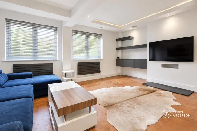Upper Richmond Road, London, SW15, photo 1