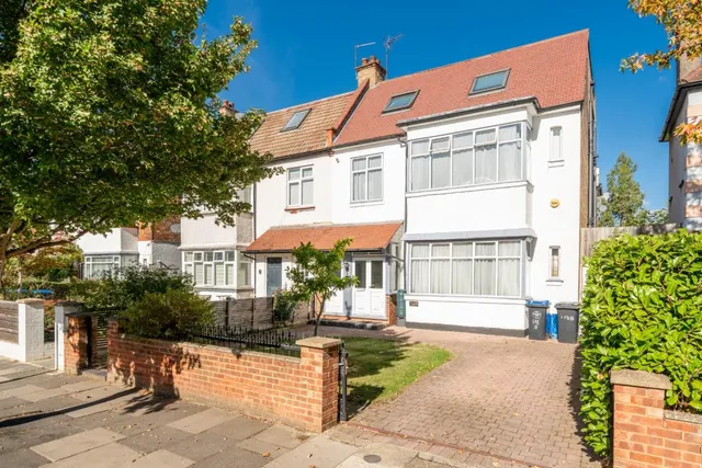 Chatsworth Road, London, NW2, photo 1