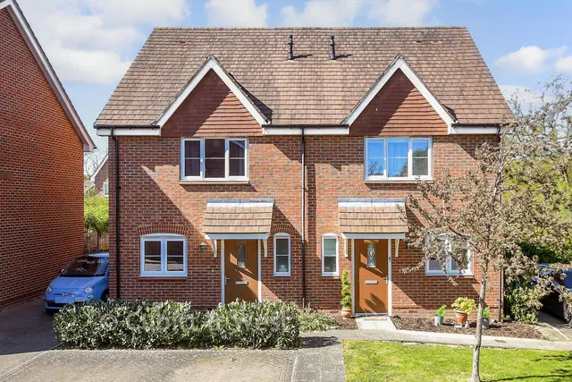 Hawking Drive, Cranleigh, GU6, photo 1