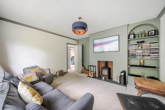 Photo 3 — Woodlands Lane, HASLEMERE, GU27