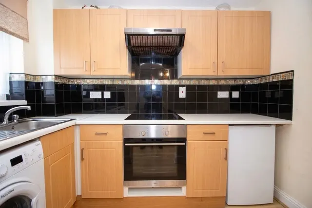 Photo 3 — St. Andrews Terrace Prestwick Road, Watford, Watford, WD19 6UZ