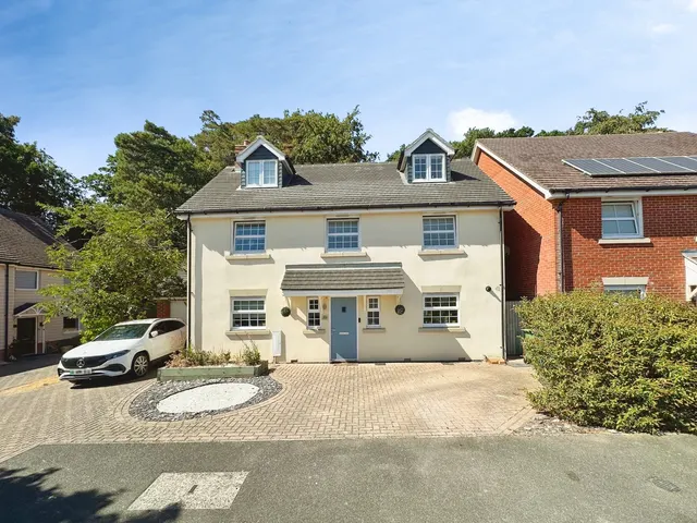 Macintyre Place, Church Crookham, Fleet, Hampshire, GU52 8AF, photo 1