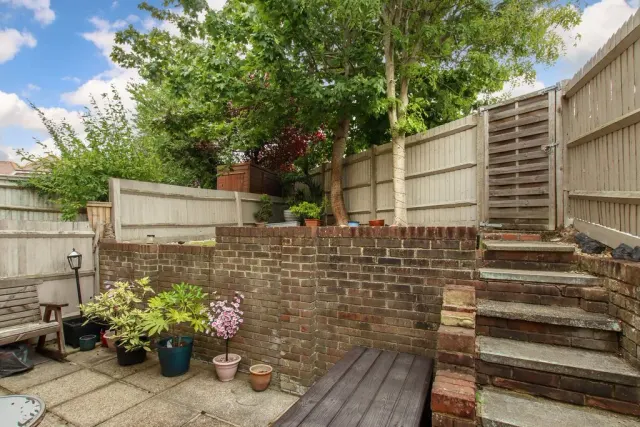 Photo 3 — Grove Gardens, Tring, Hertfordshire, HP23 5PY