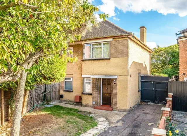 Longford Close, Hampton, TW12, photo 1