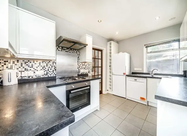 Longford Close, Hampton, TW12, photo 3