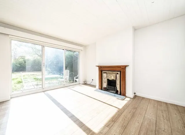Longford Close, Hampton, TW12, photo 2