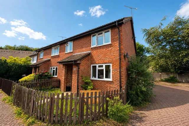Chamomile Gardens, Farnborough, Hampshire, GU14 9XZ, photo 1