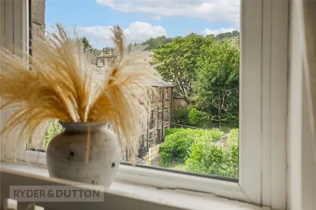 High Street, Uppermill, OL3, photo 3