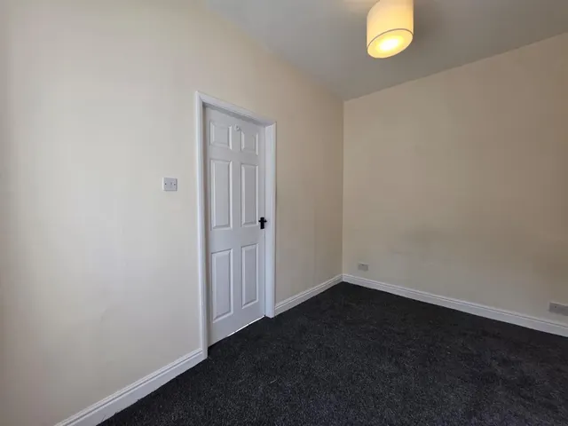 Photo 2 — 13 Park Avenue, Scarborough YO12 4AG