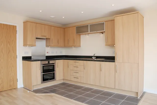 Photo 2 — 33 Langtry Court, Lanadron Close, Isleworth