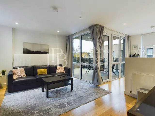 Holman Drive, Southall, UB2, photo 1
