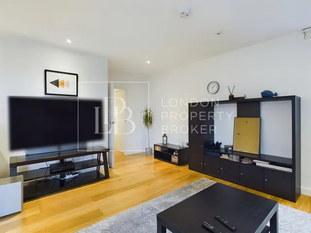 Holman Drive, Southall, UB2, photo 3