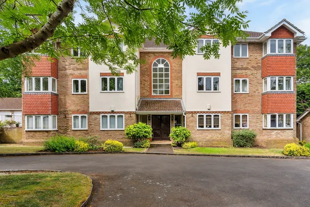 St. Charles Place, Weybridge, KT13, photo 2
