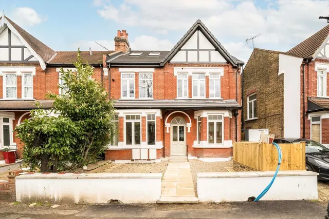 Avenue Gardens, W3, photo 1