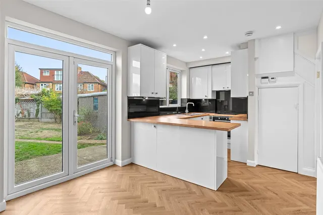 Collingwood Close, Twickenham, TW2, photo 2