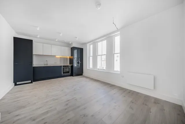 2 bedroom flat — Mitcham Lane, London, SW16