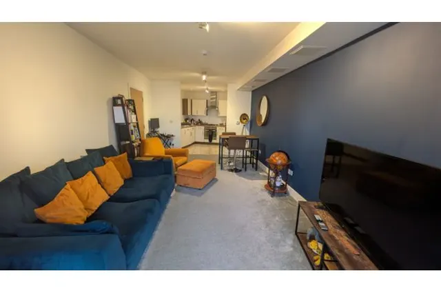 High Road, London, NW10, photo 1