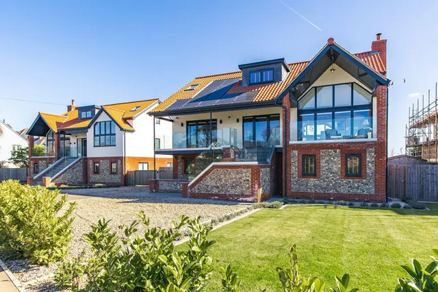 Striking, 3-storey Home in Old, photo 1