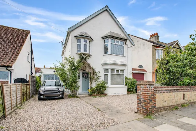 Photo 3 — Westleigh Avenue, Leigh-on-sea, SS9