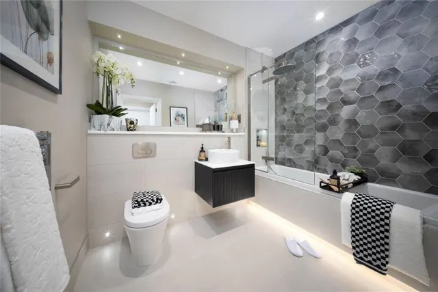 Littleworth Road, Esher, KT10, photo 2