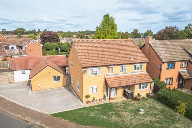 Detached Family Home with Detached An, photo 3