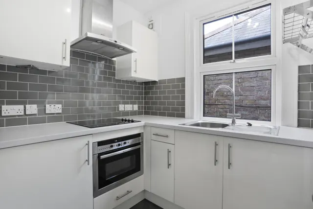 Photo 3 — Wherwell Rd, Town Centre, Guildford, GU2