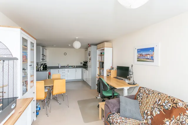 Photo 2 — 121 Wilmington Close, Watford