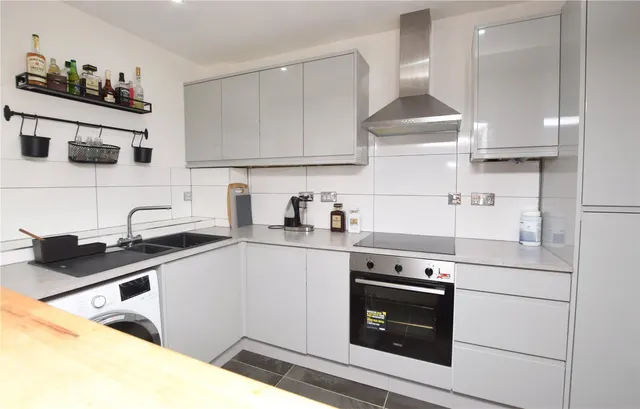 High Road, Chadwell Heath, RM6, photo 2