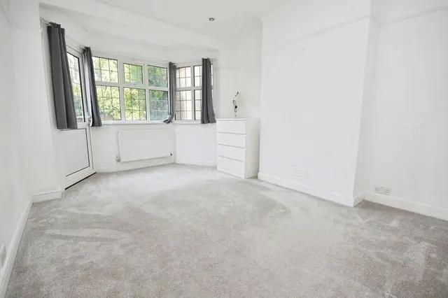 Cypress Avenue, Whitton, TW2, photo 2