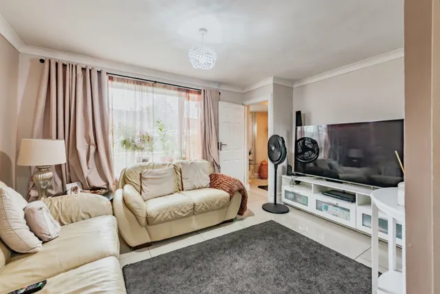 Woodfield Road, Crawley, RH10, photo 3