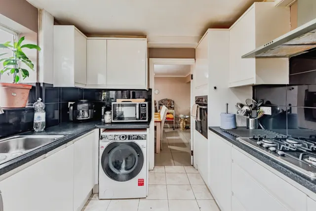 Woodfield Road, Crawley, RH10, photo 2