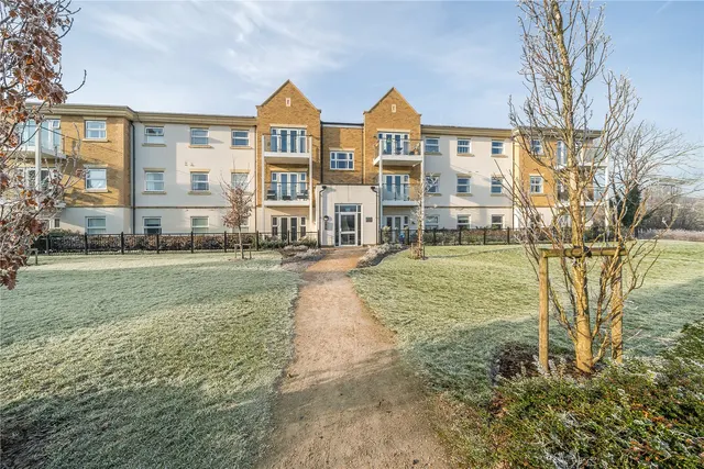 Roper Crescent, Sunbury, TW16 5DH, photo 1