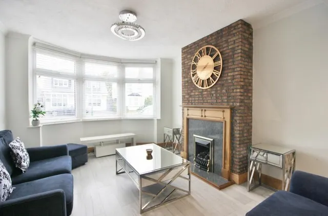 Brentwood Road, Romford, RM2, photo 2
