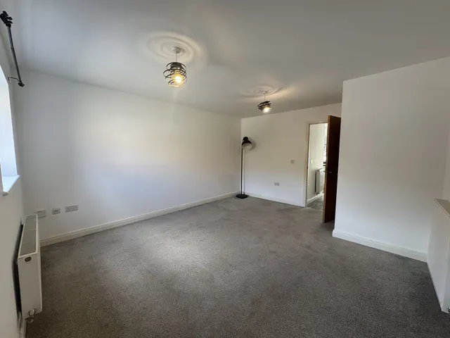 Photo 3 — Boldison Close, AYLESBURY