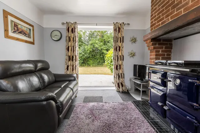 Croeshowell Lane, Wrexham, LL12, photo 3