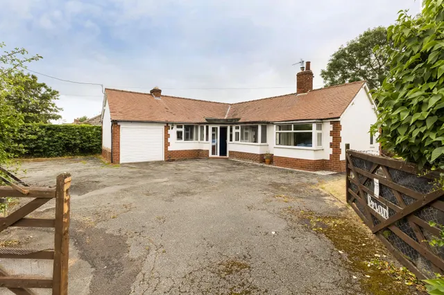 Croeshowell Lane, Wrexham, LL12, photo 1