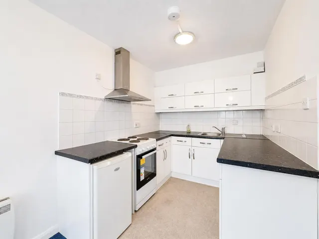 Staines Road, Hounslow, TW3, photo 1